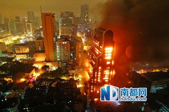 昨晚近7時，廣州越秀區(qū)起義路217號建業(yè)大廈發(fā)生火災(zāi)。火勢猛烈，將整棟大樓都燒了個通透。