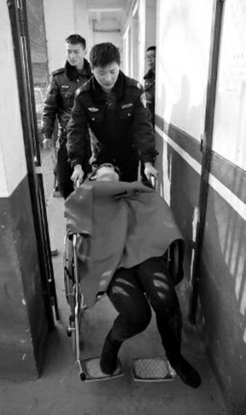 昨日，派出所民警帶女駕駛員賈某去醫(yī)院做檢查 記者 陳團(tuán)結(jié) 攝