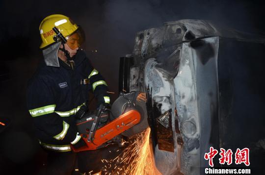 圖為消防人員破拆轎車，尋找4萬元現(xiàn)金。嚴(yán)光濤 攝