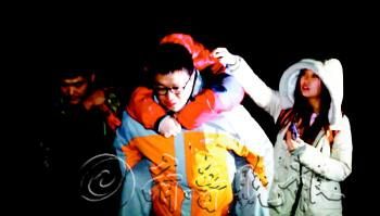 　途中女隊(duì)友小妮突發(fā)高燒，男隊(duì)員輪流背了她三個(gè)小時(shí)，直到網(wǎng)友開(kāi)車(chē)來(lái)接