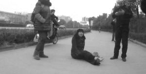 鄭大姐坐在地上，警方趕到進(jìn)行施救。（視頻截圖由警方提供）