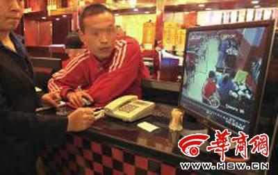 昨日，李女士展示從火鍋店抱回的火鍋，內(nèi)有濕巾