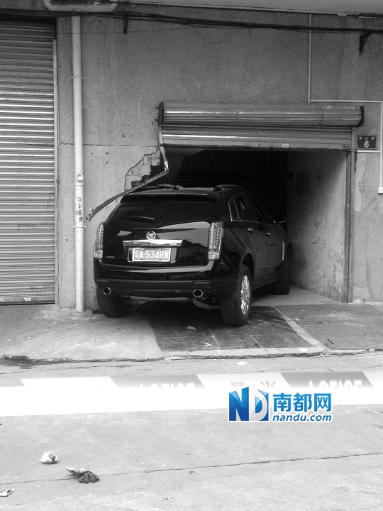 　昨日，凱迪拉克撞人后停在一倉庫門口，車后有一攤血跡。 南都記者陳杰生攝