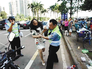 海南女司機(jī)違停受罰打傷交警 稱只停車(chē)1分鐘