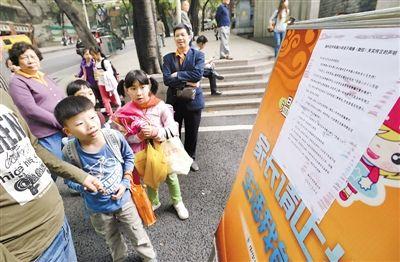 昨日，中華路小學(xué)貼出告示，提醒家長(zhǎng)不要相信傳言。