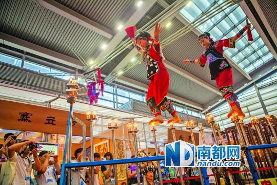 2號展館，苗族姑娘表演踩燈泡絕技《電光玫瑰》，赤腳踩上40瓦的燈泡并做出高難度動作。 南都記者 霍健斌 攝