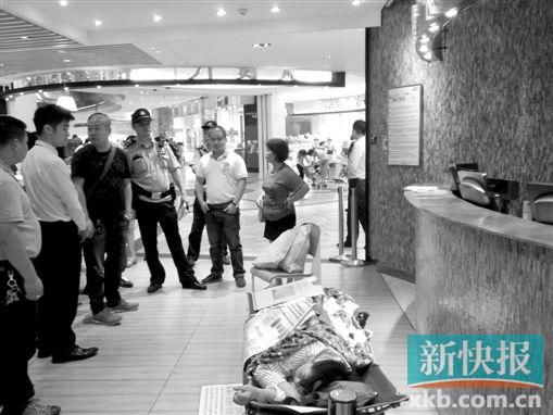 昨日，劉姐的行為引來眾人圍觀，警方再次到場進(jìn)行調(diào)解。
