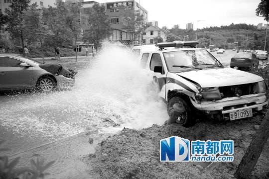 昨日，龍華金龍路，男子開走警車，后撞上消防栓停下，警車車頭受損。