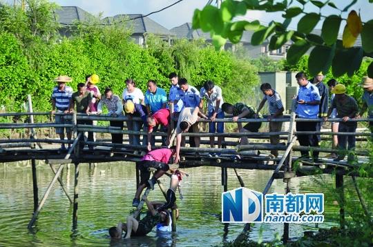 救援人員合力打撈起落水女孩，后經(jīng)醫(yī)護(hù)人員確認(rèn)已經(jīng)死亡。受訪者供圖