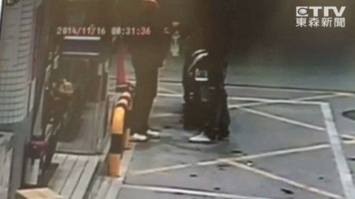 監(jiān)視器拍下男子騎車到加油站買由。圖自東森新聞
