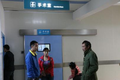 宇宇的父母和爺爺一直守候在手術(shù)室外。