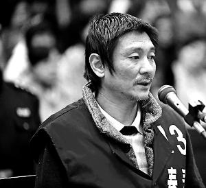 庭審時，鄭東稱自己想隨女兒一起去，請求法院判他死刑立即執(zhí)行