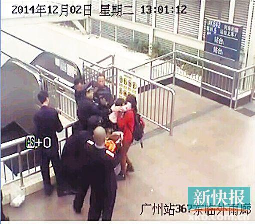 民警果斷將孩子救下,并控制跳樓男子。 通訊員圖(視頻截圖)