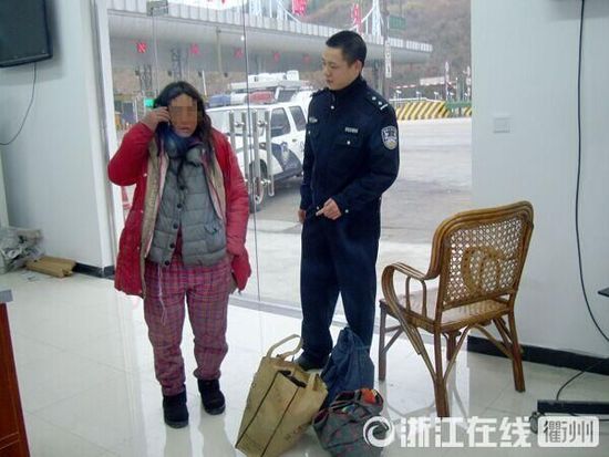 1月30日，衢州高速交警發(fā)現(xiàn)了徒步走在高速楓嶺關(guān)卡口的汪女士