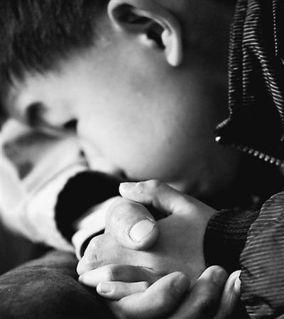 10歲小兒子緊緊握著哥哥的手。資料圖片