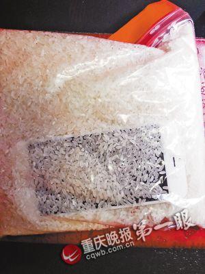 落水后，把手機放進(jìn)大米里吸水