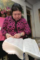 背單詞，是很多學(xué)生學(xué)習(xí)英語時(shí)最頭疼的事兒，而西安51歲大學(xué)英語老師李艷芝在兩年內(nèi)背完《英漢大詞典》22萬個(gè)英語詞匯，學(xué)生稱贊其為一本活的《英漢大詞典》；兒子自小患有自閉癥，生活不能自理，20年前又與丈夫離婚，面對生活的不幸，她秉承“你必須一直向前”的信念。