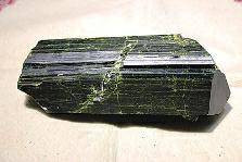 近日，商南縣奇石愛好者潘某在青山鎮(zhèn)鐵礦開采區(qū)發(fā)現(xiàn)一塊疑似綠簾石，有待相關(guān)專家和權(quán)威機(jī)構(gòu)認(rèn)定。