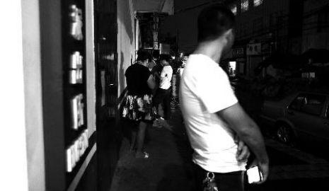 通過聊天軟件陌陌，男子小黃認識了女孩小李，兩三天后，兩人就住到了一起。但好景不長，兩人在一起僅過了十幾天，戀愛關(guān)系即破裂，小黃稱曾給小李花了一萬余元。日前，小黃以詐騙為由將小李帶到派出所。