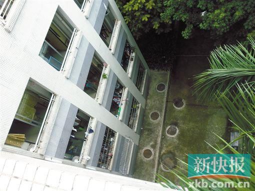 據(jù)目擊者稱,當時墜樓者躺在右排中、下兩個井蓋中間附近。