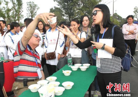 圖為外國友人品嘗揚州炒飯?！〈藜衙鳌z
