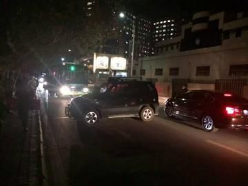 10月22日被推到路面的車攔住了公交車。（圖據網絡）