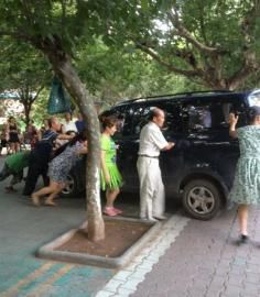 今年夏天壩壩舞成員將一輛小車推向公路。（圖據網絡）