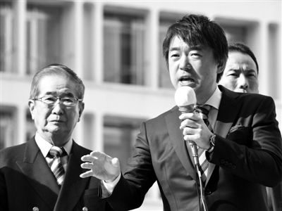 29日，日本著名極右翼分子石原慎太郎（左）和新生代右翼政客橋下徹在東京街頭演講拉票。