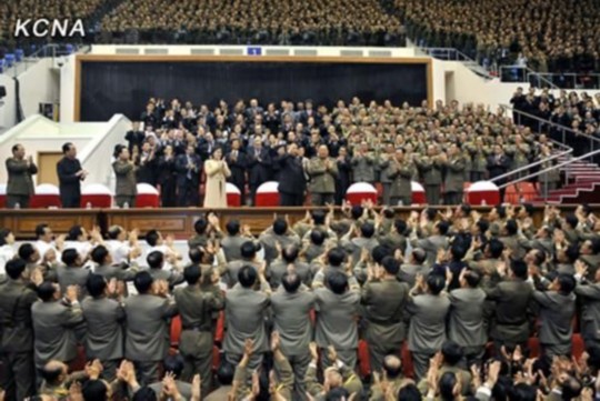 朝中社報道，朝鮮最高領(lǐng)導(dǎo)人金正恩10月29日攜夫人李雪主出席并觀看了紀念金日成軍事綜合大學建校60周年牡丹峰樂團演出。圖片來源：朝中社