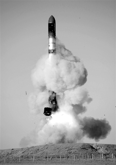 　2007年6月15日，俄羅斯在哈薩克斯坦的軍事場(chǎng)地試射一枚“RS-20”導(dǎo)彈。尚未有媒體公布新型固