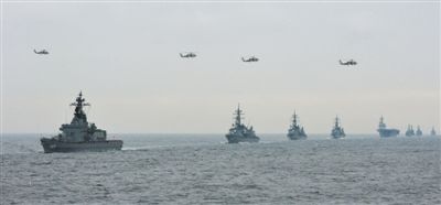 2012年10月14日，日本海上自衛(wèi)隊舉行閱艦式。2013年，日本自衛(wèi)隊時隔11年首增防衛(wèi)預(yù)算。資料圖片