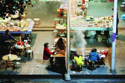 那邦鎮(zhèn)以往熱鬧的夜市，因為中緬邊境的戰(zhàn)亂，而變得冷冷清清 特派記者 賈代騰飛 攝