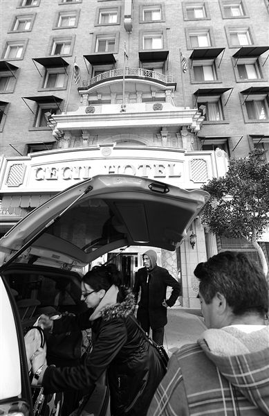 20日，美國洛杉磯，塞西爾酒店房客薩拜娜乘出租車離開酒店。由于擔(dān)心水質(zhì)受到污染，目前已有27戶房客離開塞西爾酒店。