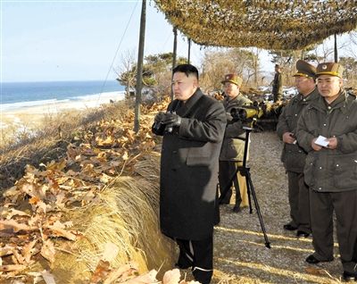 25日，朝鮮最高領(lǐng)導(dǎo)人金正恩指導(dǎo)朝鮮軍隊(duì)進(jìn)行登陸及反登陸訓(xùn)練。