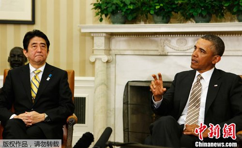 　正在美國(guó)訪問(wèn)的日本首相安倍晉三2月22日在白宮與奧巴馬進(jìn)行首次會(huì)晤。