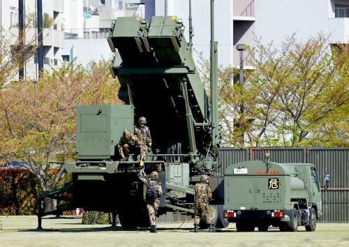 9日，日本自衛(wèi)隊(duì)為應(yīng)對(duì)朝鮮導(dǎo)彈威脅，在東京防衛(wèi)省總部設(shè)置“愛(ài)國(guó)者3”型導(dǎo)彈發(fā)射裝置。