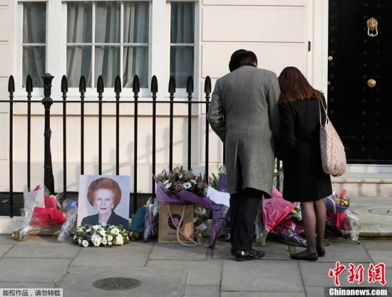 當(dāng)?shù)貢r(shí)間2013年4月8日，英國(guó)倫敦，民眾在英國(guó)前首相撒切爾夫人位于倫敦的住所前進(jìn)行悼念活動(dòng)。