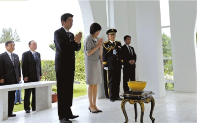 25日，緬甸仰光，安倍偕妻子參拜“二戰(zhàn)陣亡日軍墓”。圖/CFP