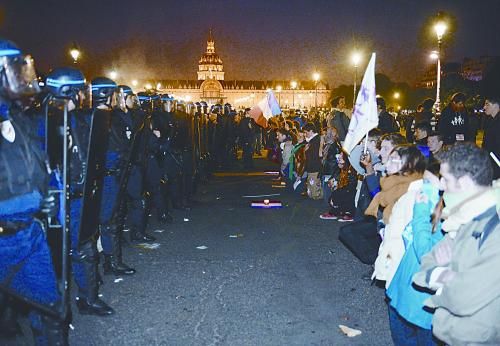 26日，法國(guó)反同性戀者與警察形成對(duì)峙之勢(shì)。