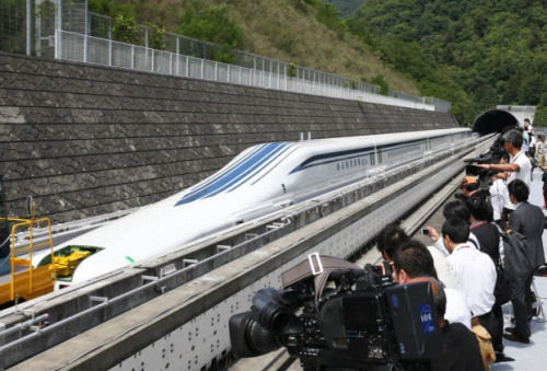 日本最新型磁懸浮列車登場，時速為500公里。