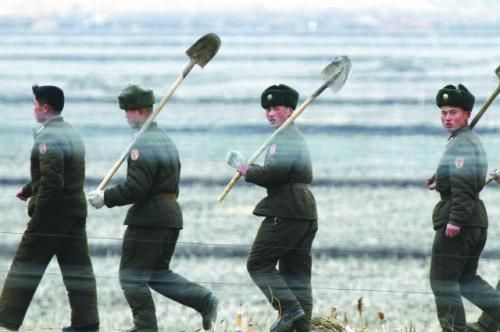 朝軍士兵前往田地支援地方建設(shè)。