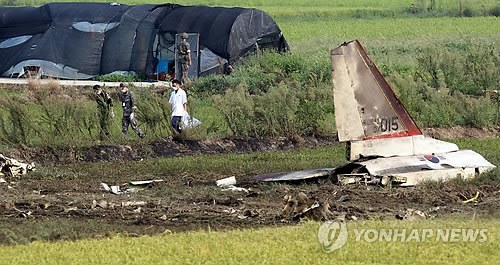當(dāng)?shù)貢r(shí)間28日下午2時(shí)8分許，韓國(guó)一架空軍教練機(jī)T-50在全羅南道光州市西區(qū)細(xì)荷洞農(nóng)田墜毀。
