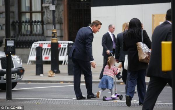 英國首相卡梅倫步行送女兒上幼兒園。