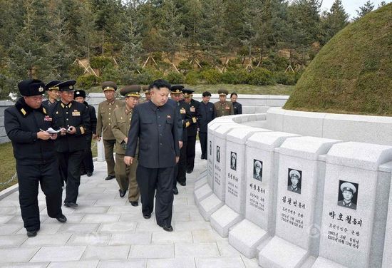 原文配圖：金正恩前往烈士墓拜祭。