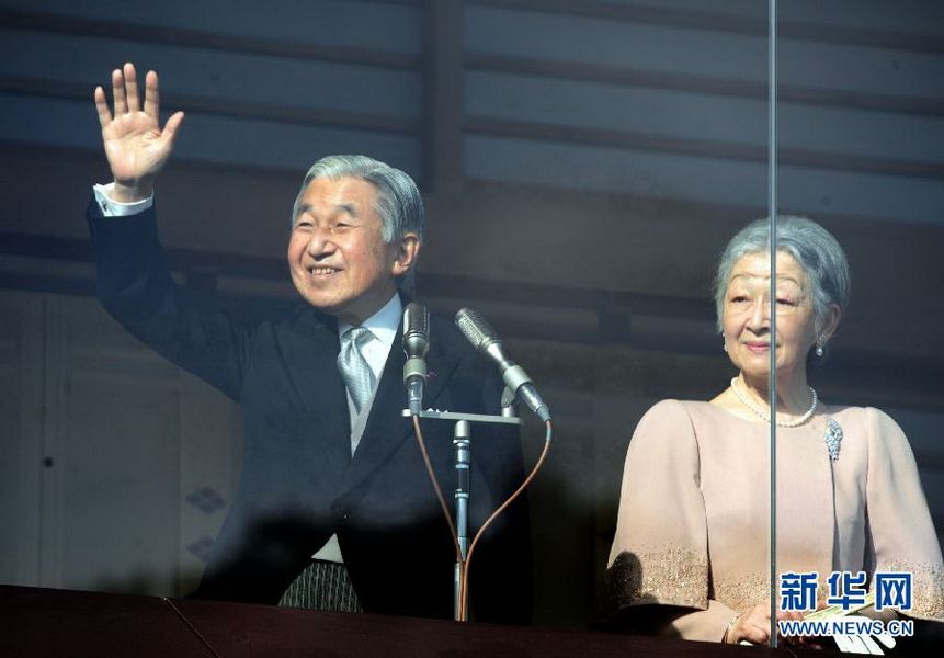 當地時間12月23日，在位于日本東京的皇宮，日本明仁天皇向民眾致意。
