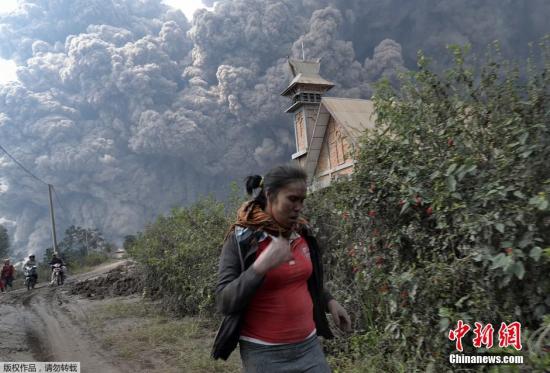 當(dāng)?shù)貢r(shí)間2月1日，印尼錫納朋火山持續(xù)噴發(fā)。