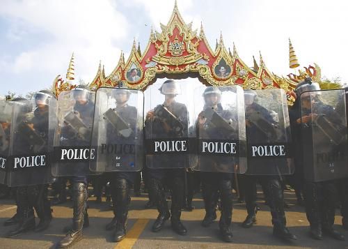 14日在泰國曼谷，政府出動數(shù)千名防暴警察，以奪回政府大樓和其他 泰數(shù)千防暴警察和平清場 被示威者占領(lǐng)的區(qū)域。