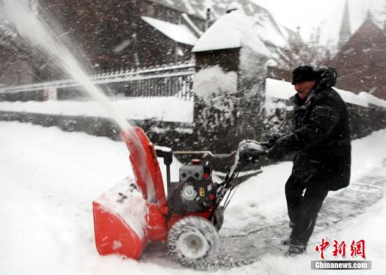 　　2月13日，強大暴風雪系統(tǒng)繼續(xù)襲擊人口稠密的美國東北部地區(qū)。