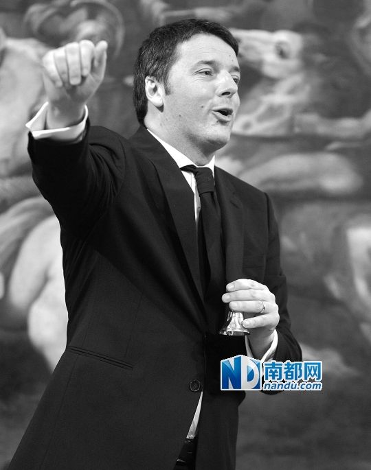 2月22日，在意大利羅馬總理府，新任總理馬泰奧·倫齊搖鈴象征正式行使總理權(quán)力。
