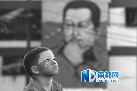 3月5日，一名委內(nèi)瑞拉兒童仰望天空，他身后是查韋斯的陵墓。